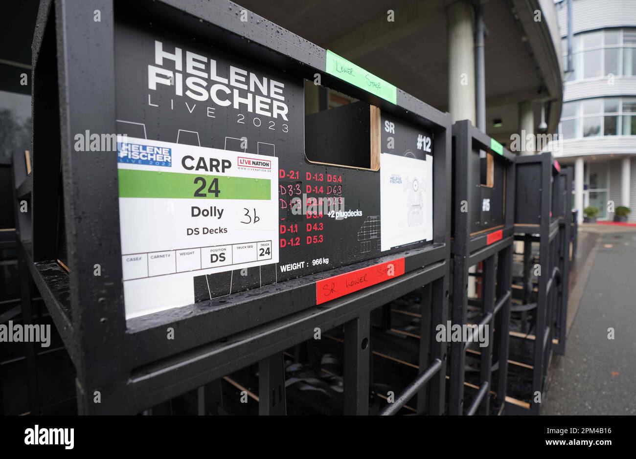 Hamburg, Deutschland. 11. April 2023. „Helene Fischer Live 2023“ steht auf Transportboxen für die Bühnenausrüstung vor der Barclays Arena. Am Abend beginnt die Sängerin Helene Fischer ihre Tour „Rausch“ mit dem ersten von fünf Hamburger Konzerten. Der Sänger musste den Tourstart in Bremen und das Konzert in Köln aufgrund einer Rippenfraktur verschieben. Kredit: Marcus Brandt/dpa/Alamy Live News Stockfoto