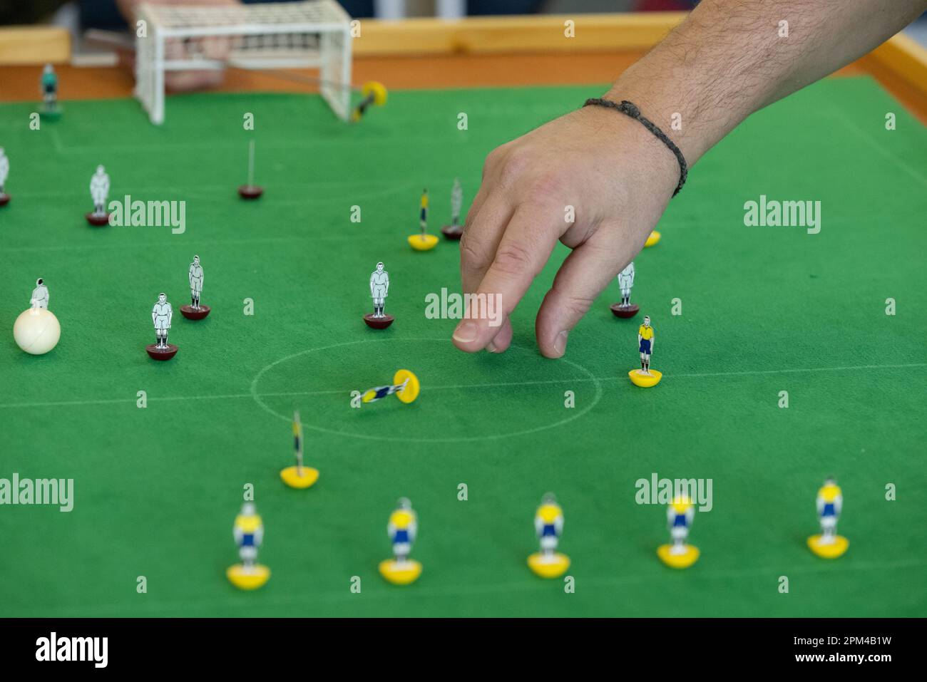 Mitglieder des subbuteo Table Soccer Players' Association nehmen an einem Turnier Teil, bei dem Originalfiguren aus dem ersten Spiel des Jahres 1947 verwendet werden Stockfoto