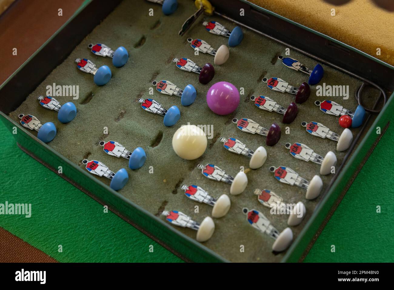 Mitglieder des subbuteo Table Soccer Players' Association nehmen an einem Turnier Teil, bei dem Originalfiguren aus dem ersten Spiel des Jahres 1947 verwendet werden Stockfoto