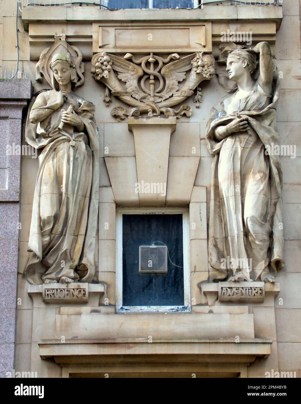 Zwei von vier Skulpturen der Allegory of Adventure und der Allegory of Prudence von Phyllis Archibald auf einem alten Bankgebäude, dem enoch-Platz Stockfoto