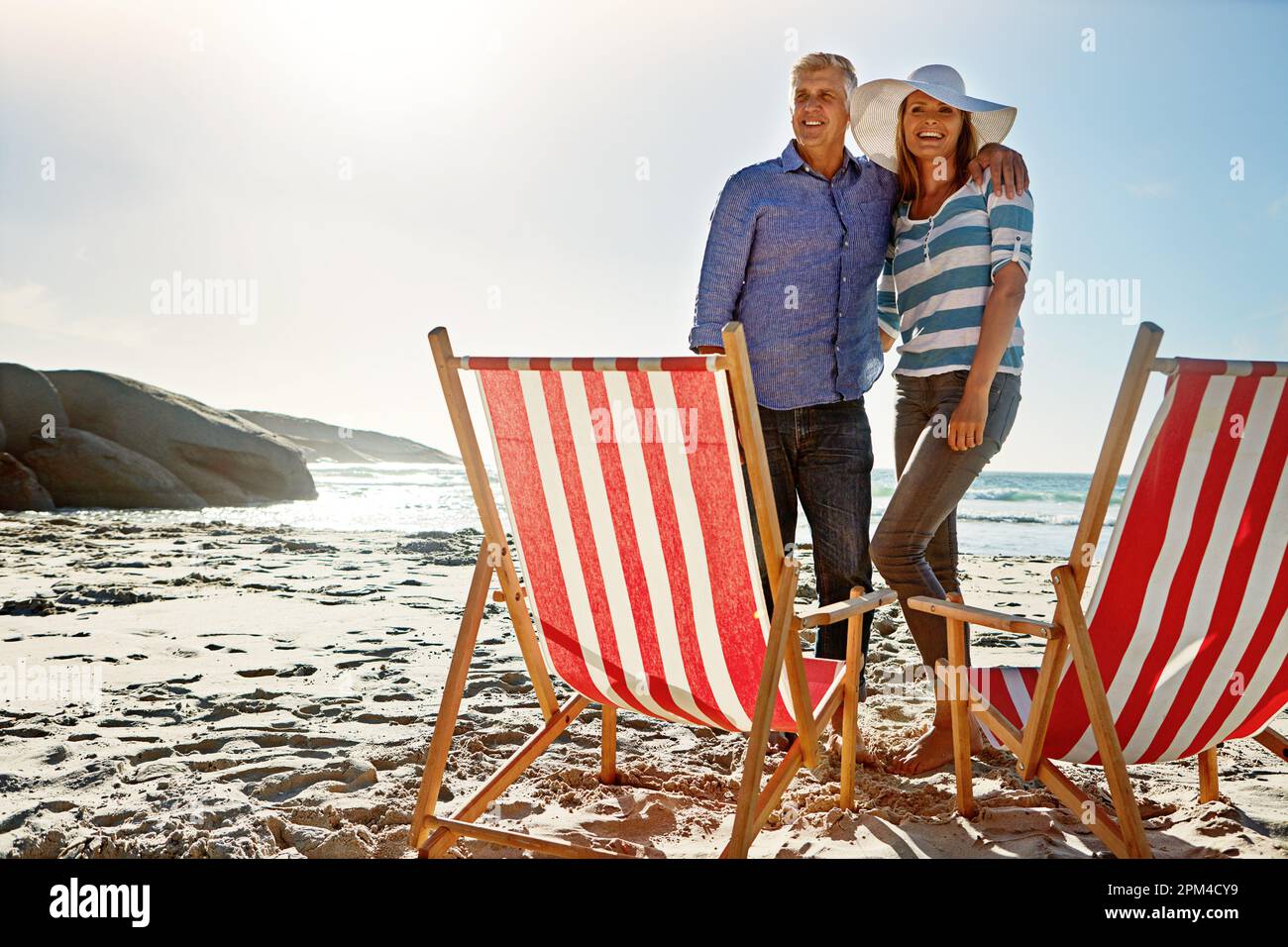 Die Liebe lässt einen die Dinge anders sehen. Ein reifes Paar, das den Tag am Strand verbringt. Stockfoto