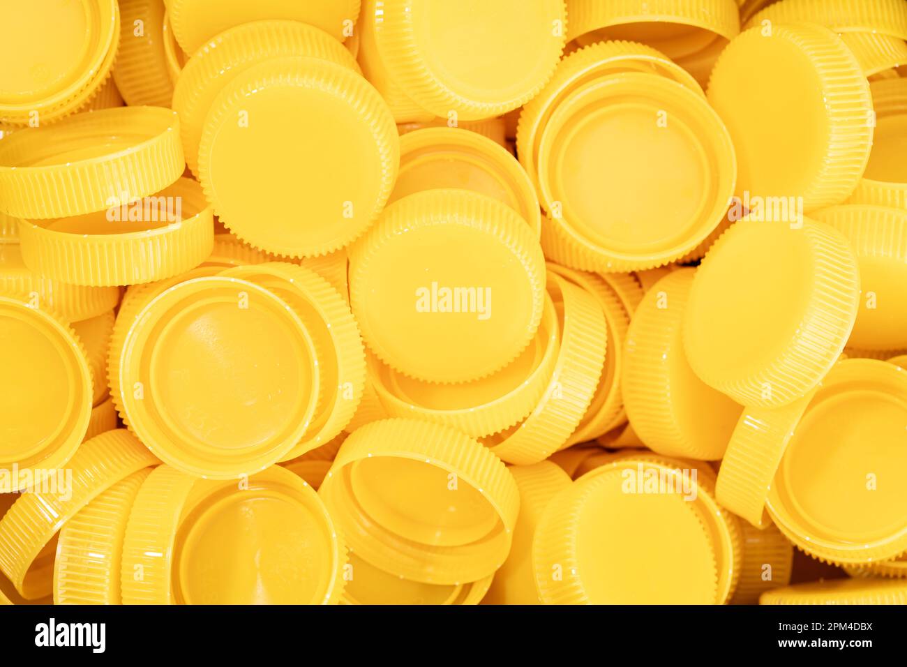 Gelber Hintergrund für Kunststoff-Schraubkappen Stockfoto