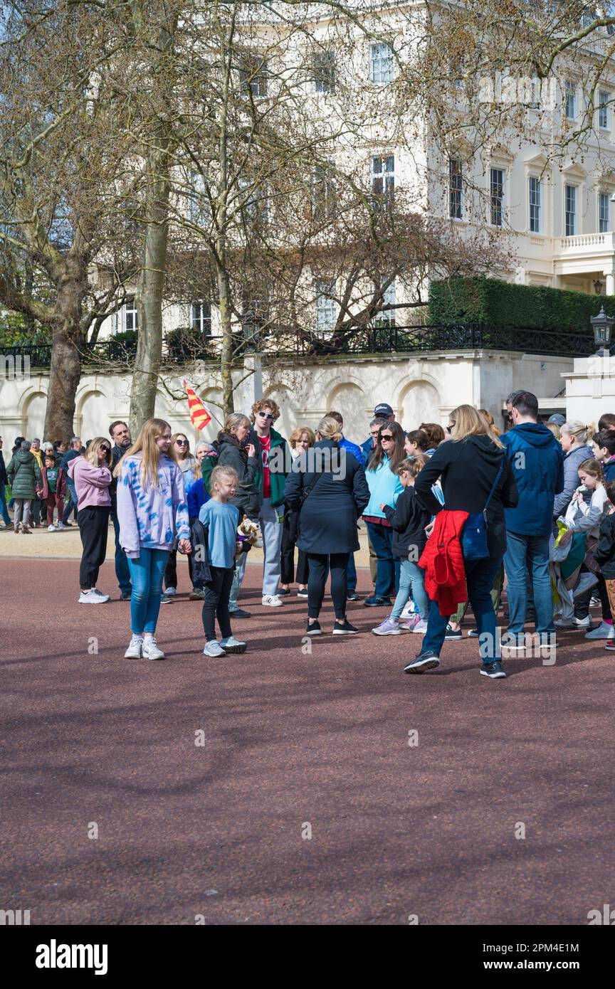 Touristen mit Reiseleiter in der Mall, St James's Park, London, England, Großbritannien Stockfoto