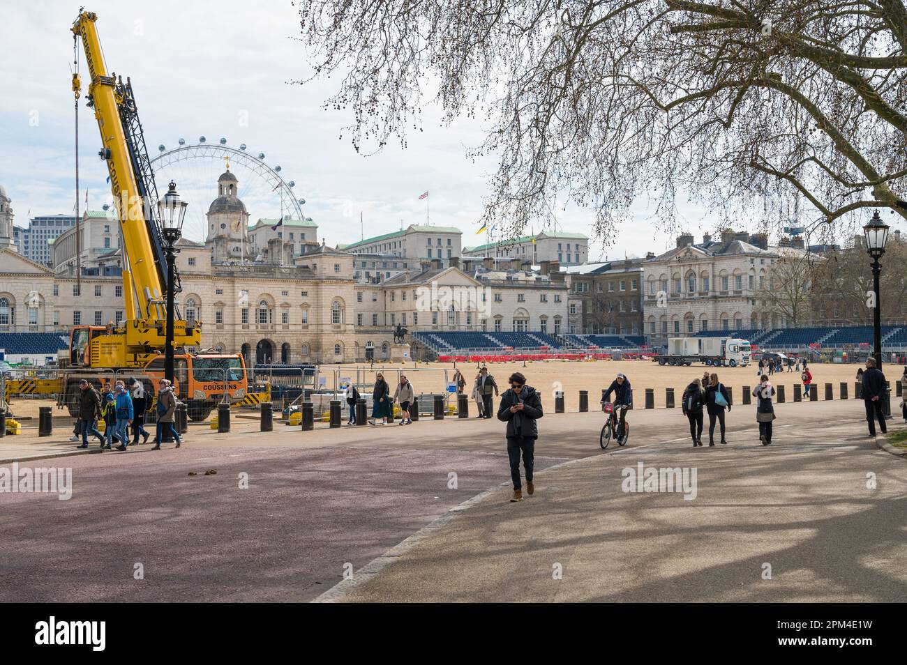 Laufende Arbeiten mit einem Mobilkran zur Installation von Stufenplätzen zur Vorbereitung auf eine Veranstaltung in Horseguards Parade, London, England, Großbritannien Stockfoto