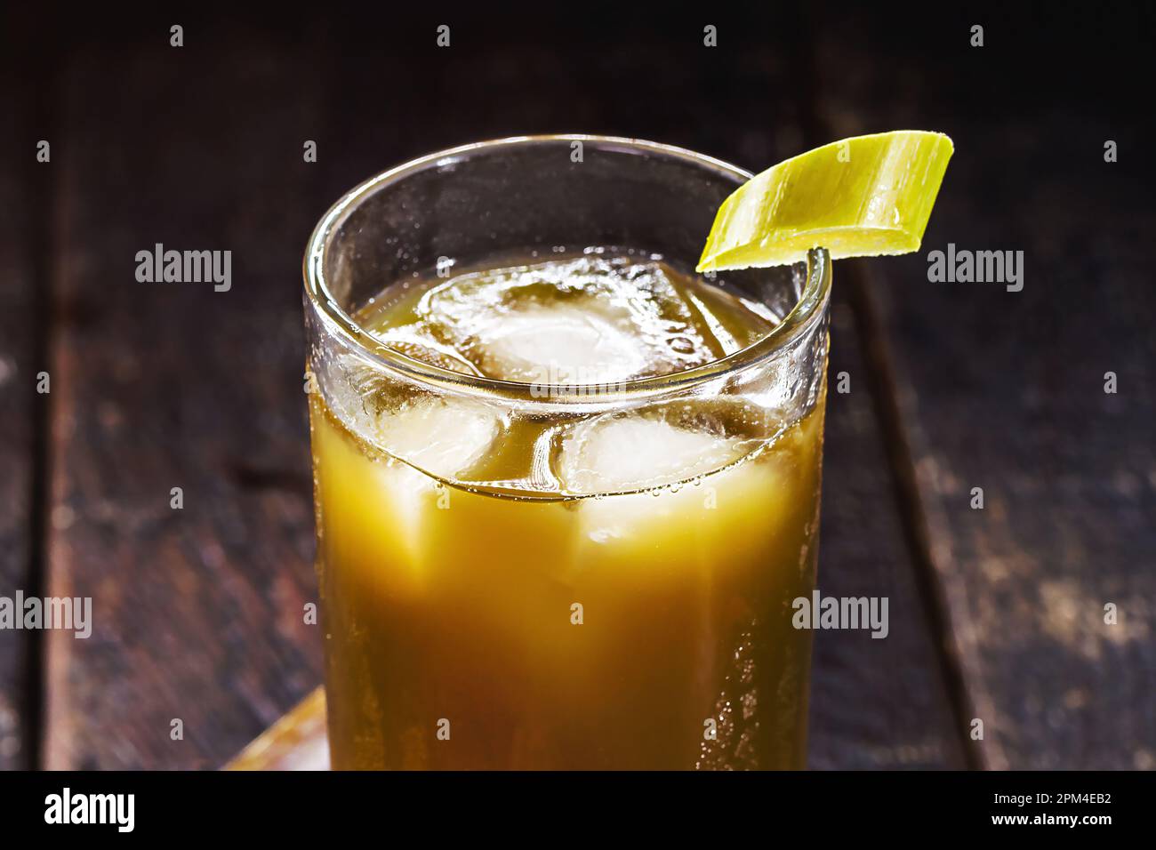 Zuckerrohrsaft, Garapa genannt in Brasilien, hergestellt aus Zuckerrohr, gekühlt serviert, MAKROFOTOGRAFIE Stockfoto