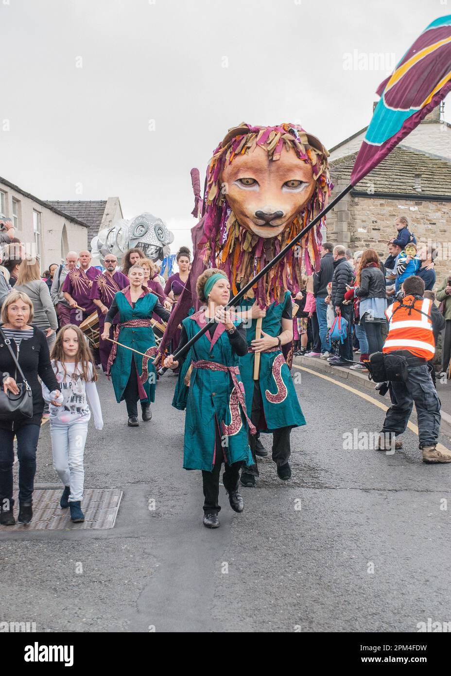 Der Löwe fährt entlang Coach St Skipton, während die Parade beim Skipton Puppet Festival 2015 ihr Ende nähert. Stockfoto