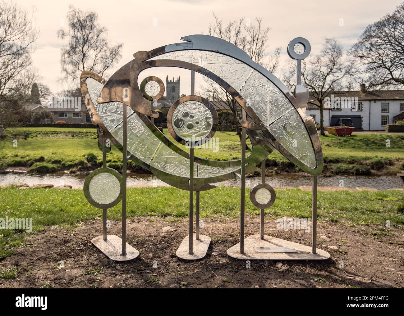 Entwicklung des natürlichen Aires (DNaire). DNaire-Projekt – Eine Feier der Rückkehr des Atlantischen Lachses durch die Errichtung einer Fischskulptur. Stockfoto