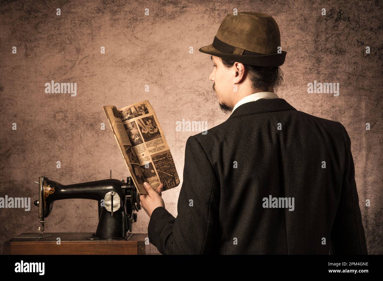 Ein Mann liest eine Zeitung. Retro-Style. Stockfoto