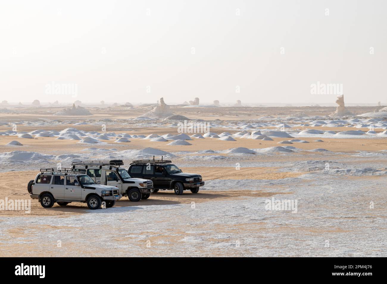 Ein paar Tour-Jeeps parken in der weißen Wüste in Bahariya in Ägypten Stockfoto