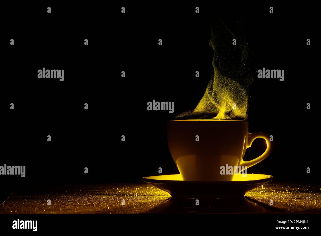 Eine Tasse mit einem warmen Getränk und lockigem Dampf, die aufsteigt, rot-gelb beleuchtet, orange auf schwarzem Hintergrund, Kopierbereich, kreativ, Silhouette. Guten Morgen Stockfoto