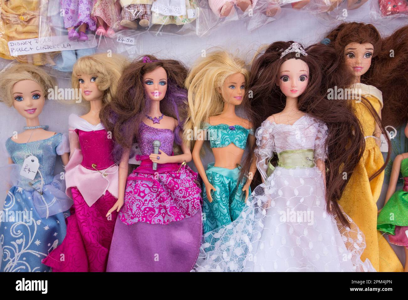 Nahaufnahme von sechs Plastikpuppen vom Typ Barbie für Kinder Stockfoto