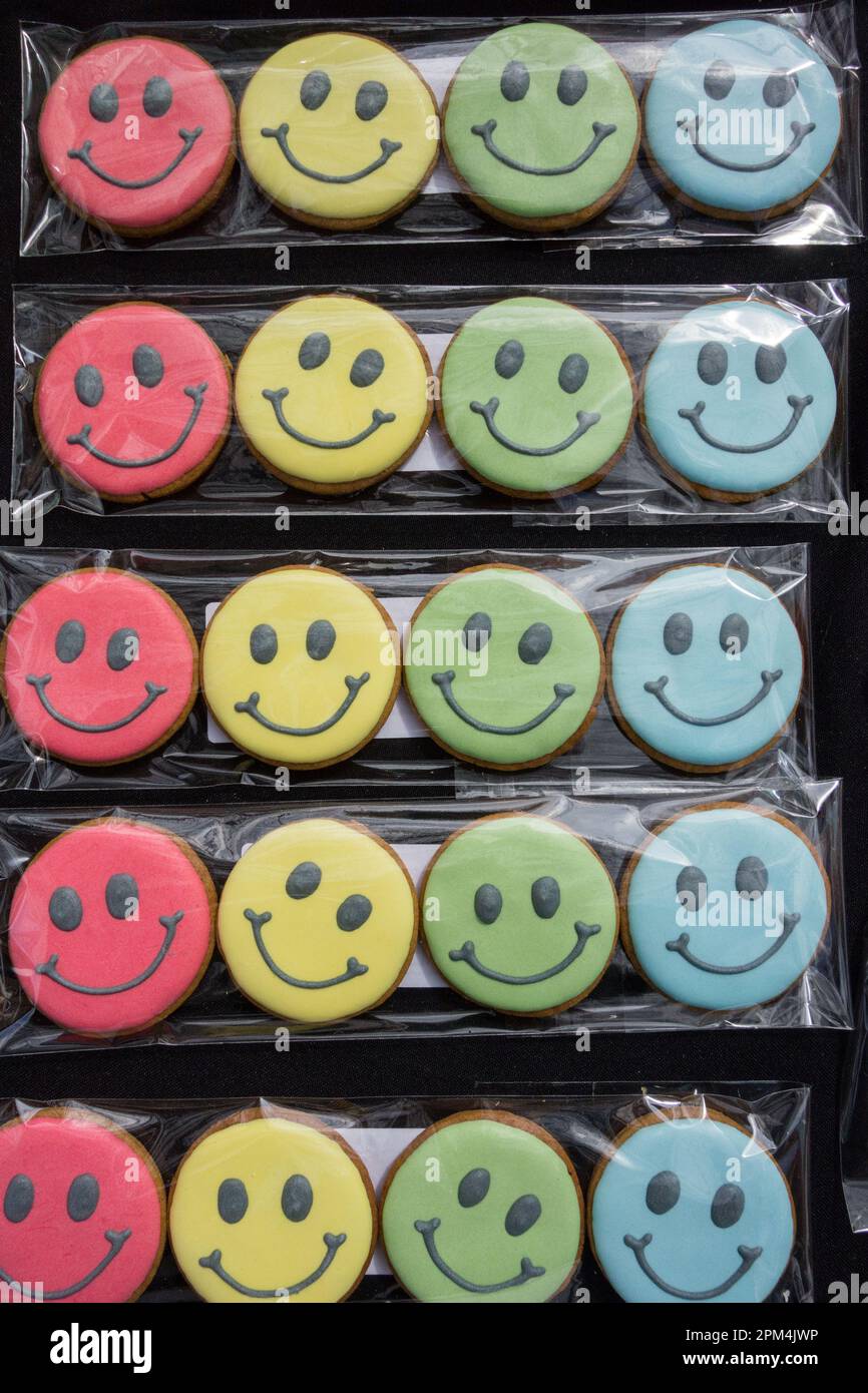 Farbenfrohe Emoji-Kekse mit Smiley-Gesicht Stockfoto
