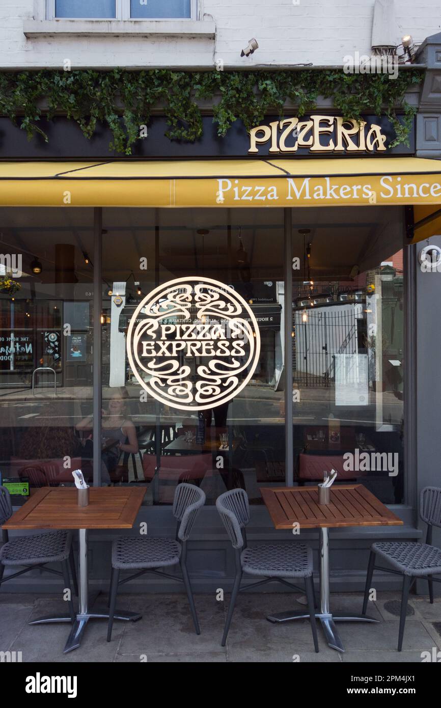 Pizza Express Restaurantfenster, Barnes High Street, Barnes, London, SW13, England, Großbritannien - Pizzeria seit 1965 Stockfoto