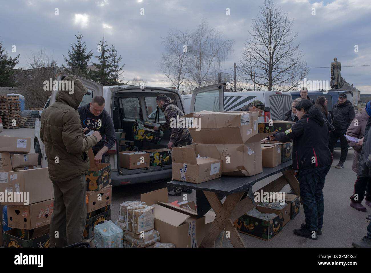 Polnische Freiwillige Entladen Humanit re Hilfe Aus Lieferwagen Zur polnische-freiwillige-entladen-humanit-re-hilfe-aus-lieferwagen-zur