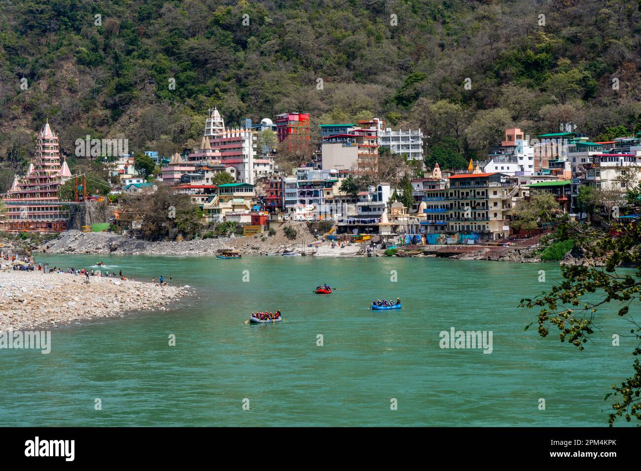 Rishikesh, Uttarakhand, Indien - 28.03.2023: Rafting auf dem Ganges. Mehrere aufblasbare Rafting-Boote mit Menschen treiben auf dem Fluss. Rishikesh ist es Stockfoto