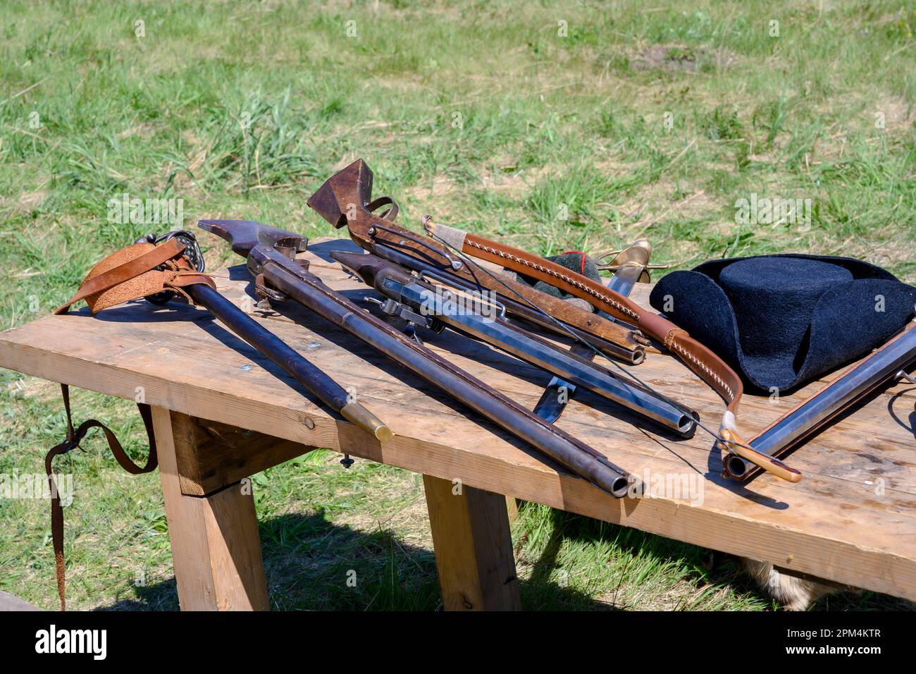 Herstellung von Modellen antiker Waffen vor der Wiederherstellung einer mittelalterlichen Schlacht auf einer Waldrodung vor einem Zelt Stockfoto