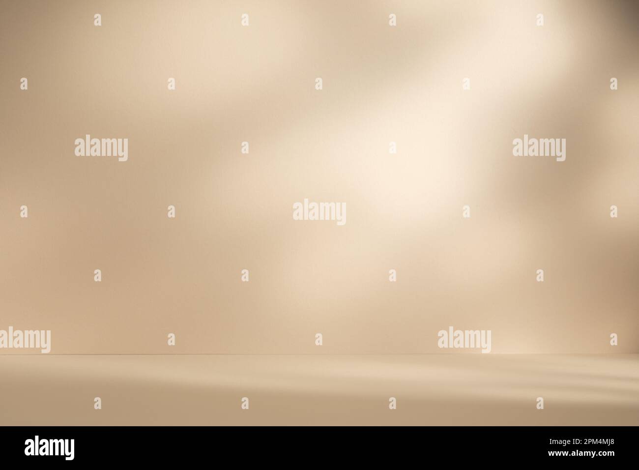 Hellbeiger Hintergrund für Produktpräsentation mit einem Licht- und Schattenmuster Stockfoto