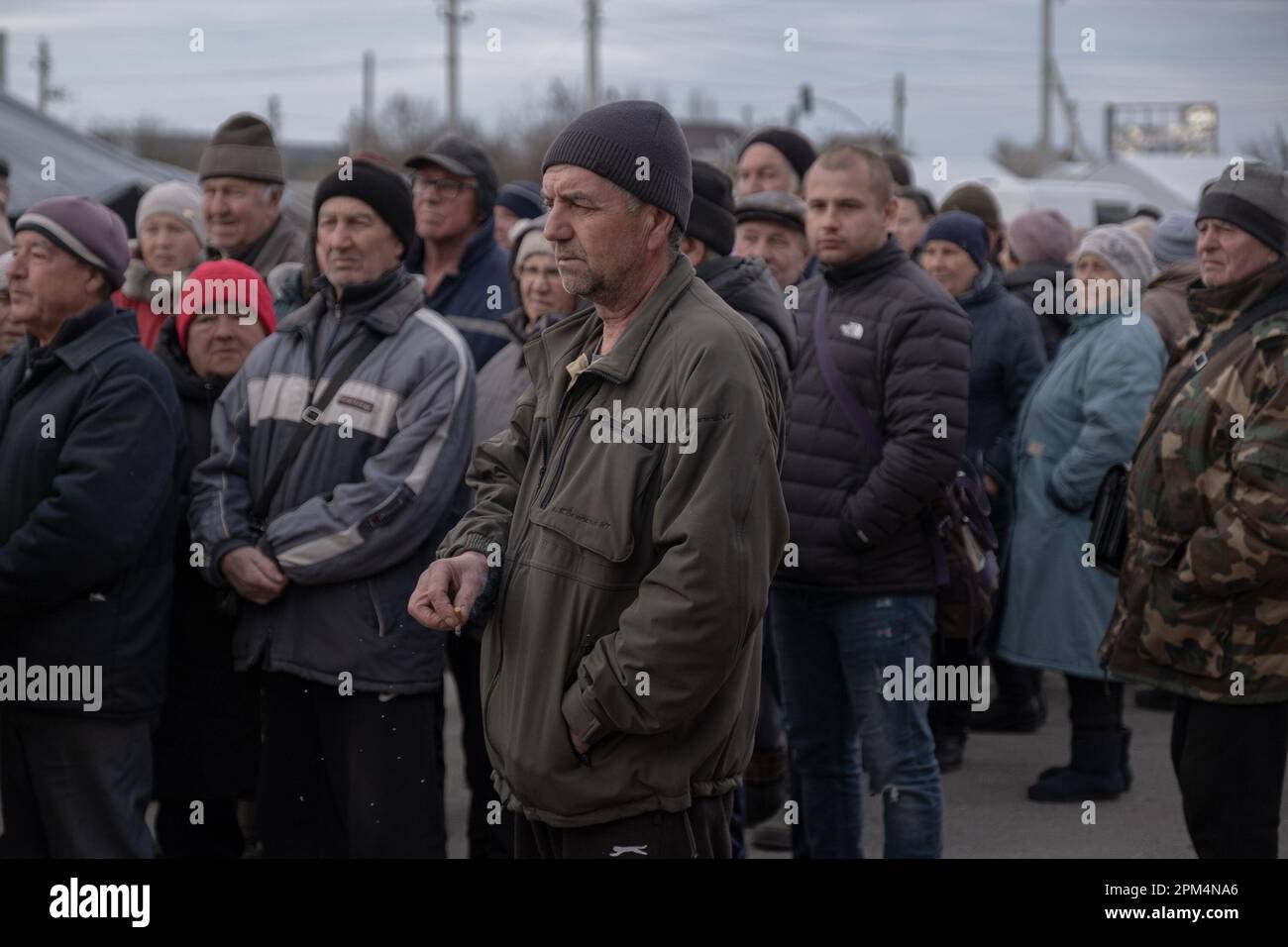 31 M rz 2023 Oblast Charkiv Ukraine Die Menschen Warten In Einer 31-m-rz-2023-oblast-charkiv-ukraine-die-menschen-warten-in-einer