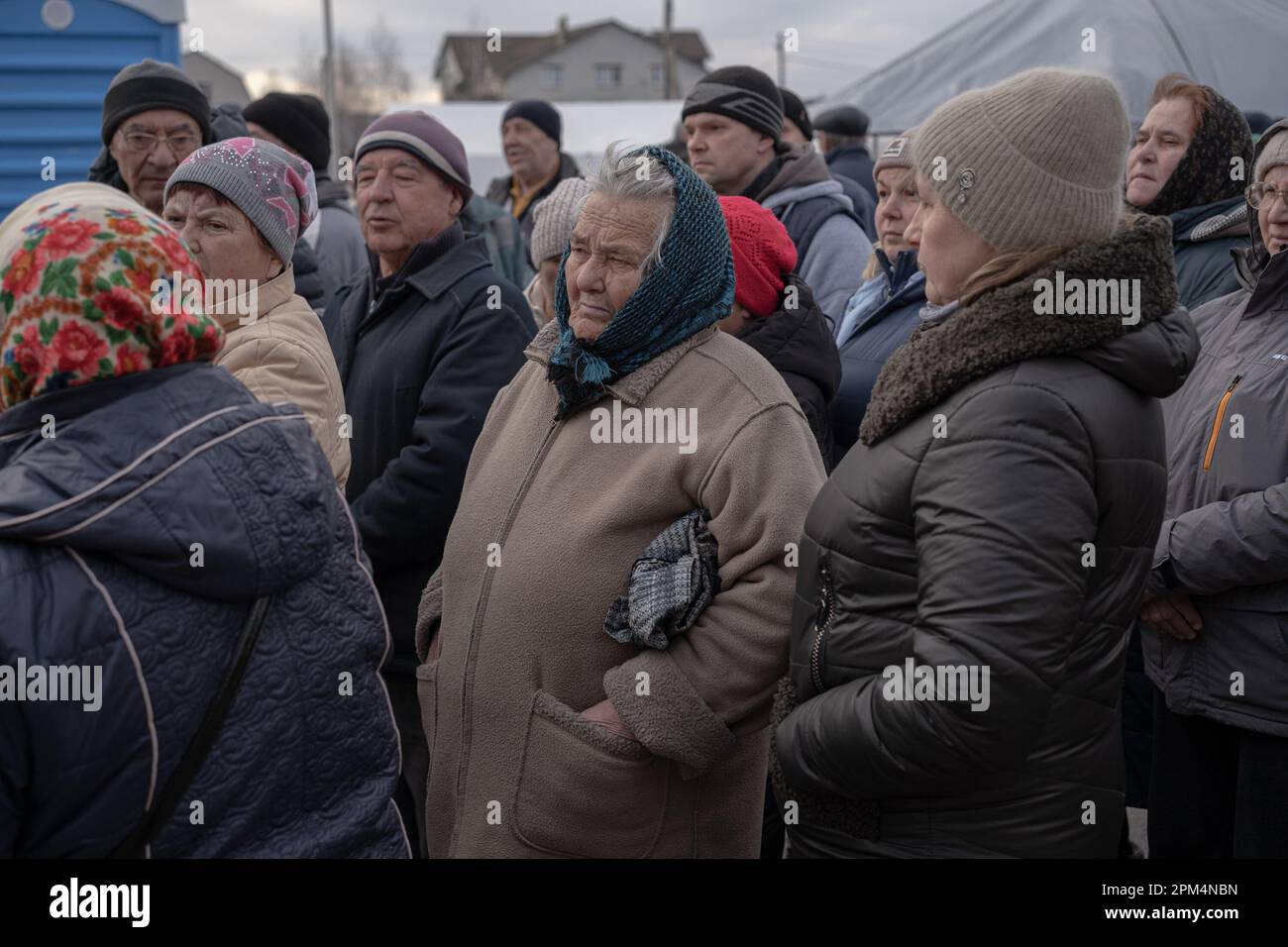 31 M rz 2023 Oblast Charkiv Ukraine Die Menschen Warten In Einer 31-m-rz-2023-oblast-charkiv-ukraine-die-menschen-warten-in-einer
