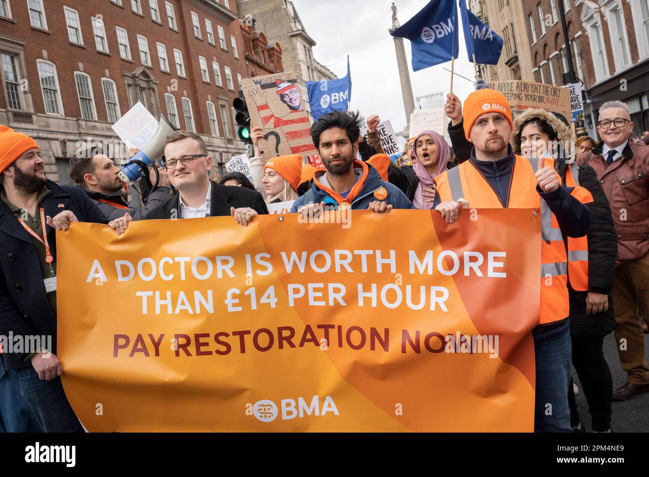 Am ersten ihrer viertägigen landesweiten Arbeitskampagne marschieren streikende Ärzte in der Ausbildung am 11. April 2023 durch Westminster in London, England. Der Ausstieg von Mitgliedern der British Medical Association stellt die erste von vier Tagen Unterbrechung auf der Suche nach einer 35%igen Gehaltserhöhung dar. Stockfoto