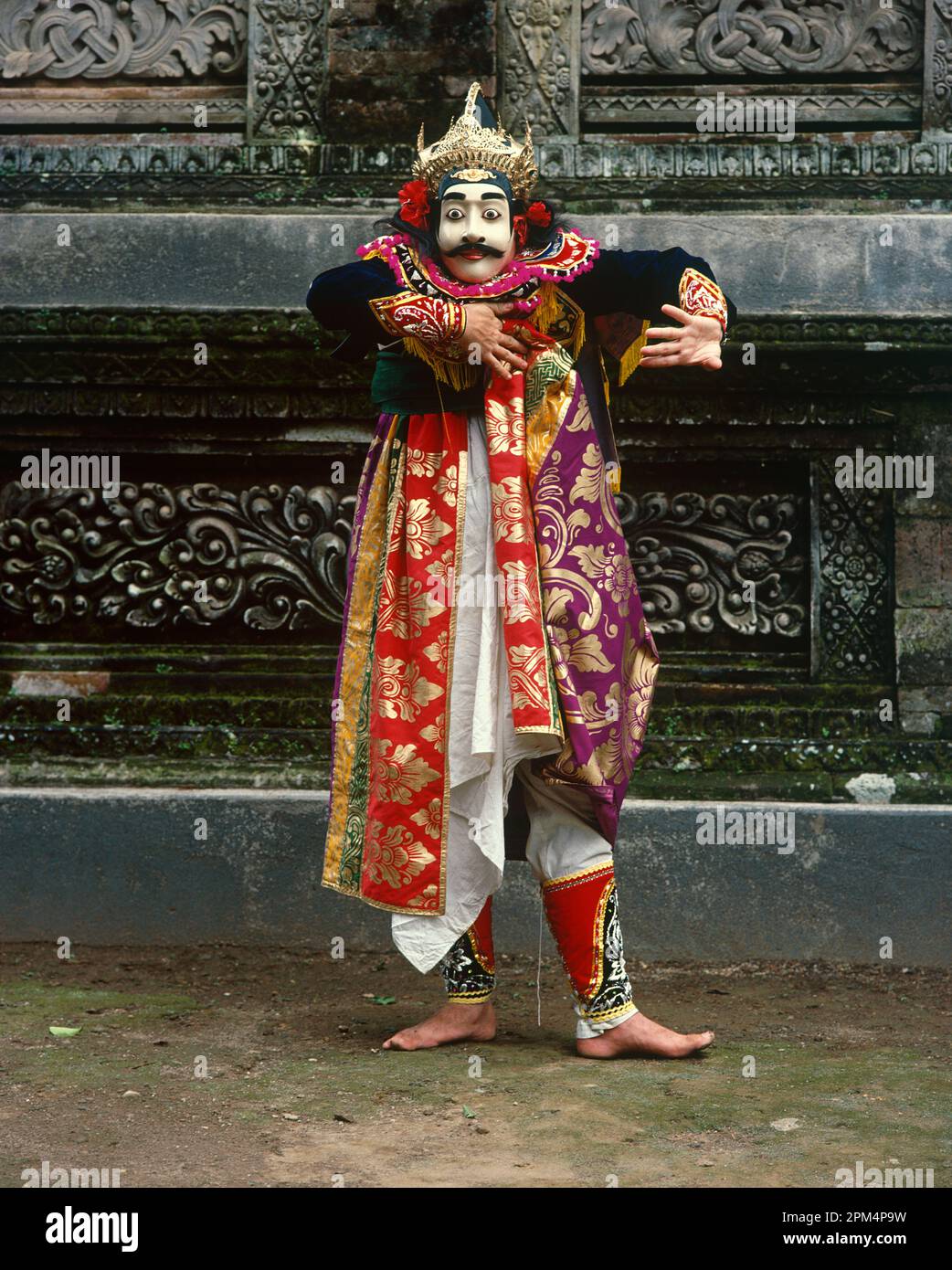 Indonesien. Bali. Maskierte Tänzerin vor dem Tempel. Stockfoto