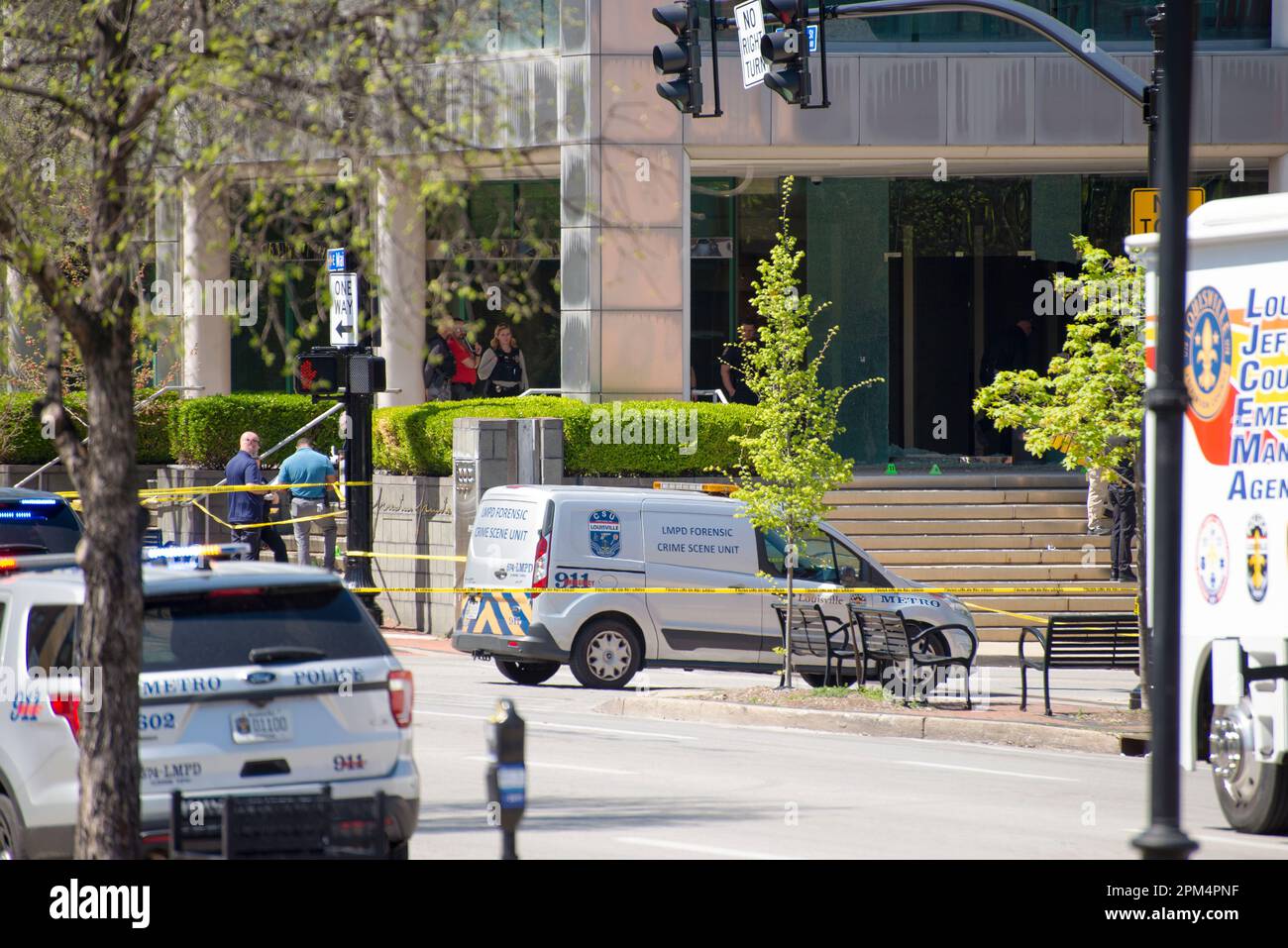 Louisville, Kentucky, USA. 10. April 2023. Beweismarkierungen und zerbrochenes Glas sind sichtbar, während die Polizei den Tatort der Massenschießerei in Old Na bearbeitet Stockfoto