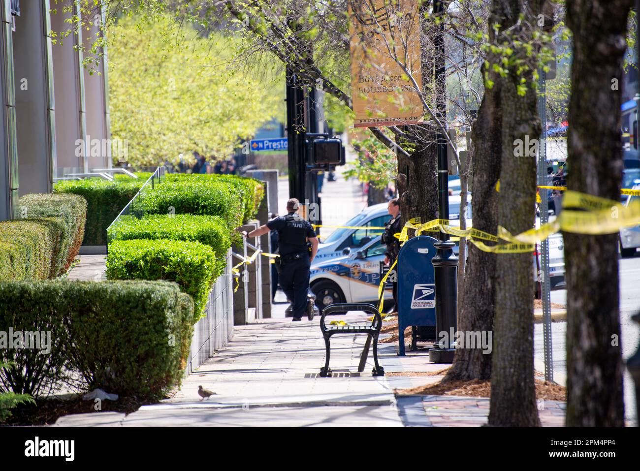 Louisville, Kentucky, USA. 10. April 2023. Die Polizei steht vor der Old National Bank in Downtown Louisville, Kentucky, während das Polizeiband den sc blockiert Stockfoto