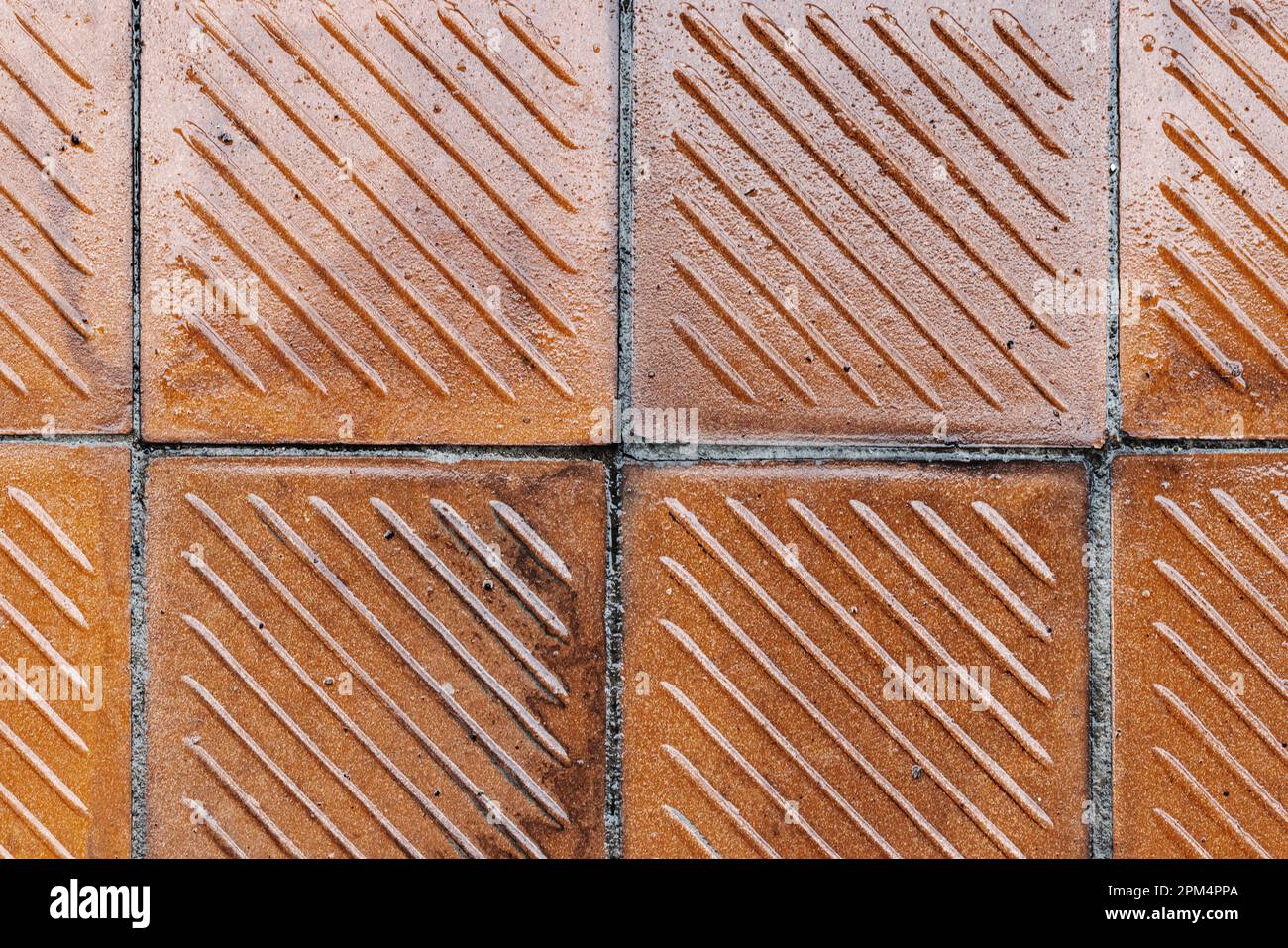 Glänzende, nassbraune Bodenfliesen für den Außenbereich im Vintage-Stil mit rutschfesten Nuten, Draufsicht, Fotostruktur im Hintergrund Stockfoto