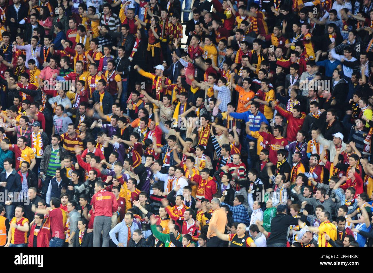 Fans beim Galatasaray Basketballspiel Stockfoto