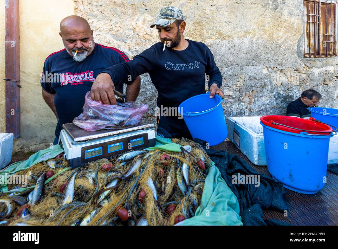 Fischer bieten den frischen Fang nach der Sonntagsmesse in Kormacit zum Verkauf an. Kormakitis, Zypern Stockfoto