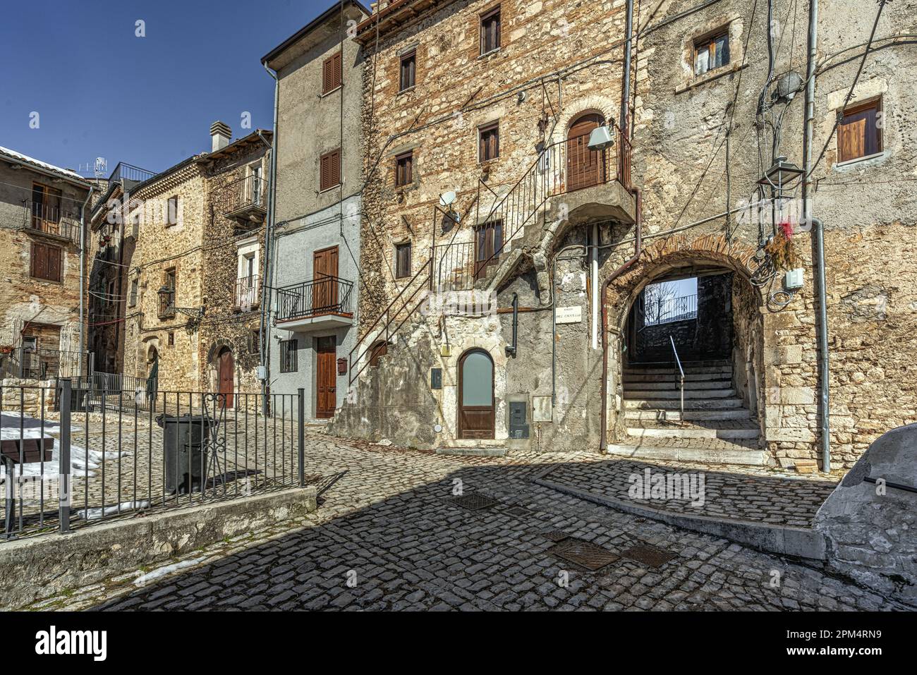 Einblicke und Fassaden der Paläste und Steinhäuser des kleinen Bergdorfes Campo di Giove im Nationalpark Maiella. Abruzzen Stockfoto