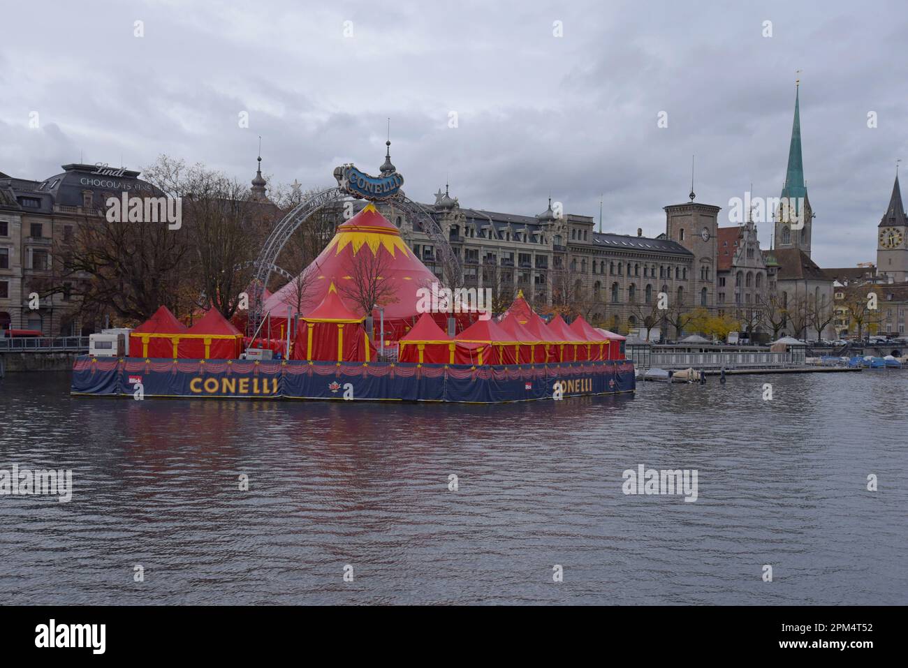Conelli Christmas Circus, der jährliche schwimmende Zirkus in Bauschänzli am Fluss Limmat, Zürich, Schweiz Stockfoto