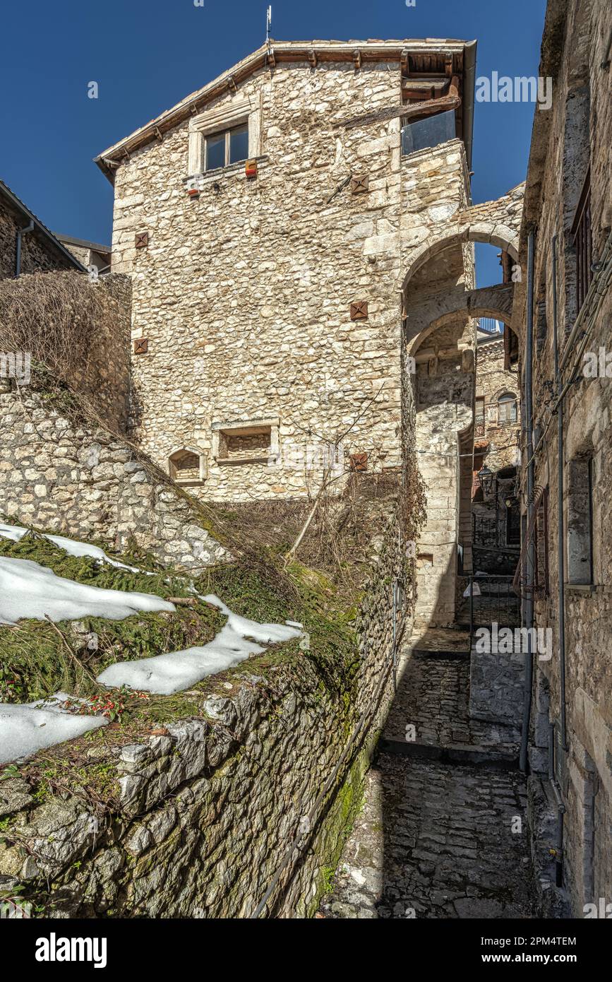 Casa Quaranta, typisches Abruzzen-Landhaus aus dem 15. Jahrhundert im alten Teil des Bergdorfes Campo di Giove. Stockfoto