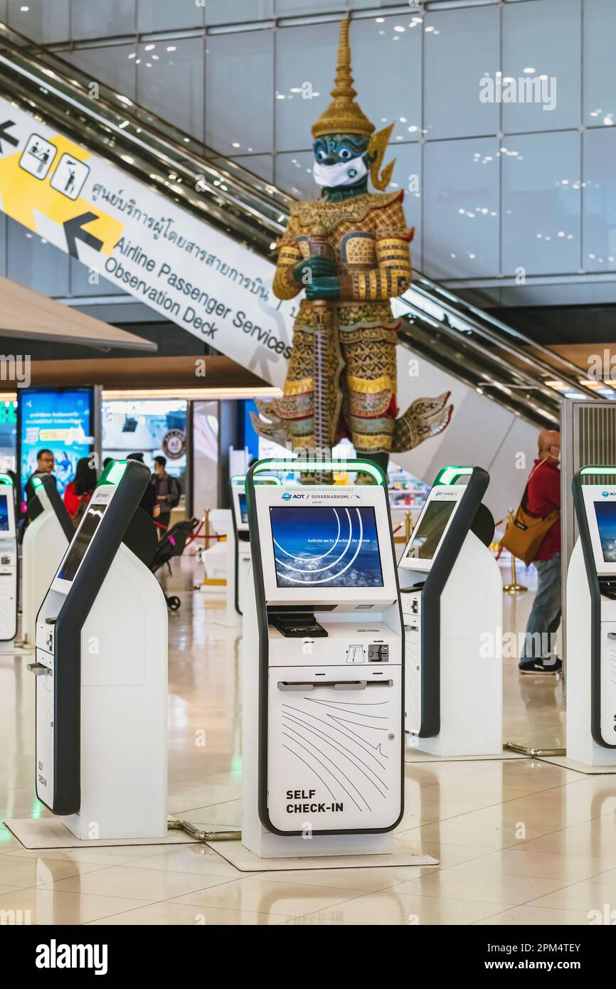 BANGKOK-THAILAND, FEBRUAR 20,2023 : Automated Self Check-in or Self Service Machine at Suvarnabhumi International Airport. Innovation im Dienste Stockfoto