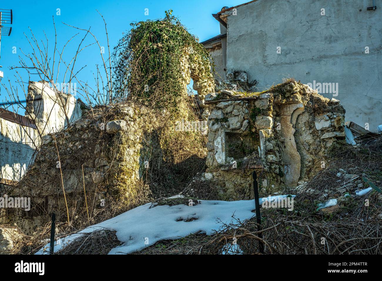 Ruinen eines zusammengebrochenen und zerstörten Hauses, überwuchert mit Reben und Vegetation. San Vittorino, Provincai dell'Aquila, Abruzzen, Italien, Europa Stockfoto