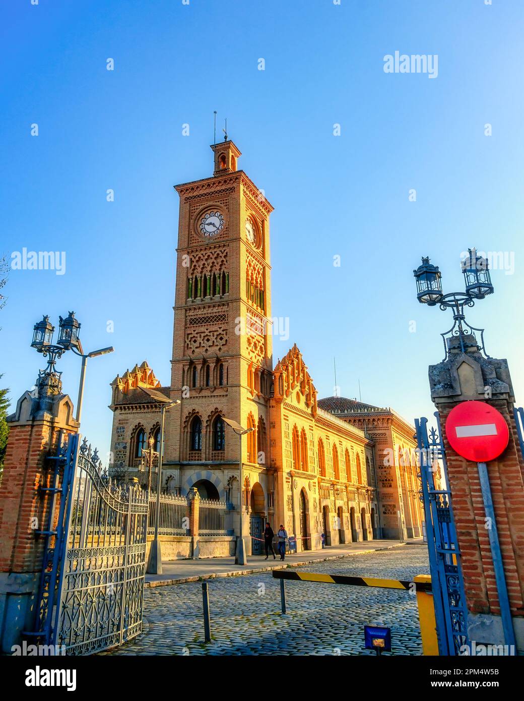 Uhrenturm von außen. Alte antike Architektur der Toledo AVE Station. Das Verkehrsgebäude ist ein berühmter Ort und eine Touristenattraktion Stockfoto