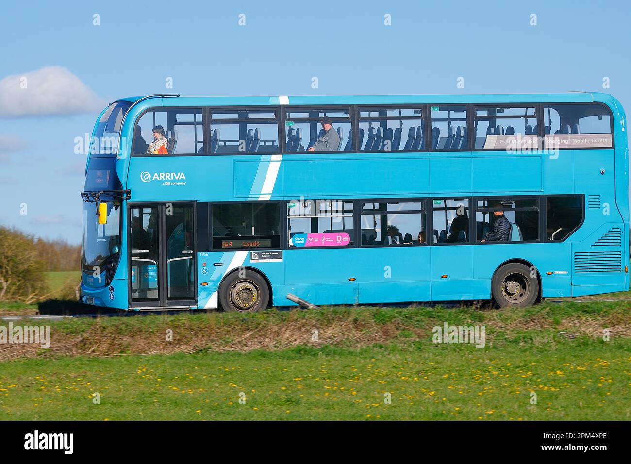 Der Doppeldeckerbus, der von Arriva Yorkshire betrieben wird, fährt auf der B1222 in der Nähe von Sherburn-in-Elmet in North Yorkshire zum Stadtzentrum von Leeds Stockfoto