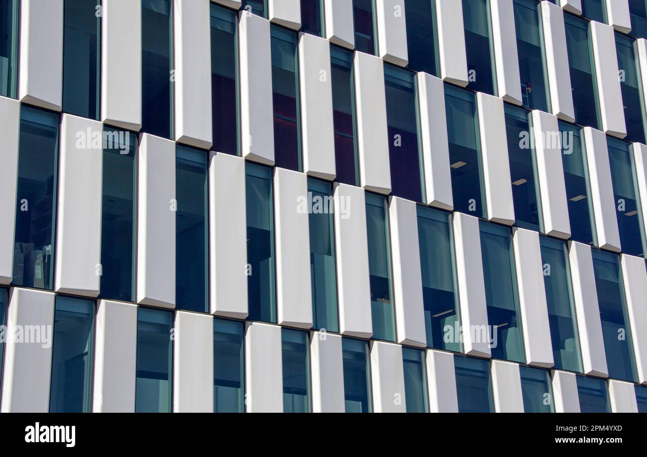 Der abstrakte Blick auf ein modernes Bürogebäude mit schmalen Fenstern in der Innenstadt von Wellington (Neuseeland). Stockfoto