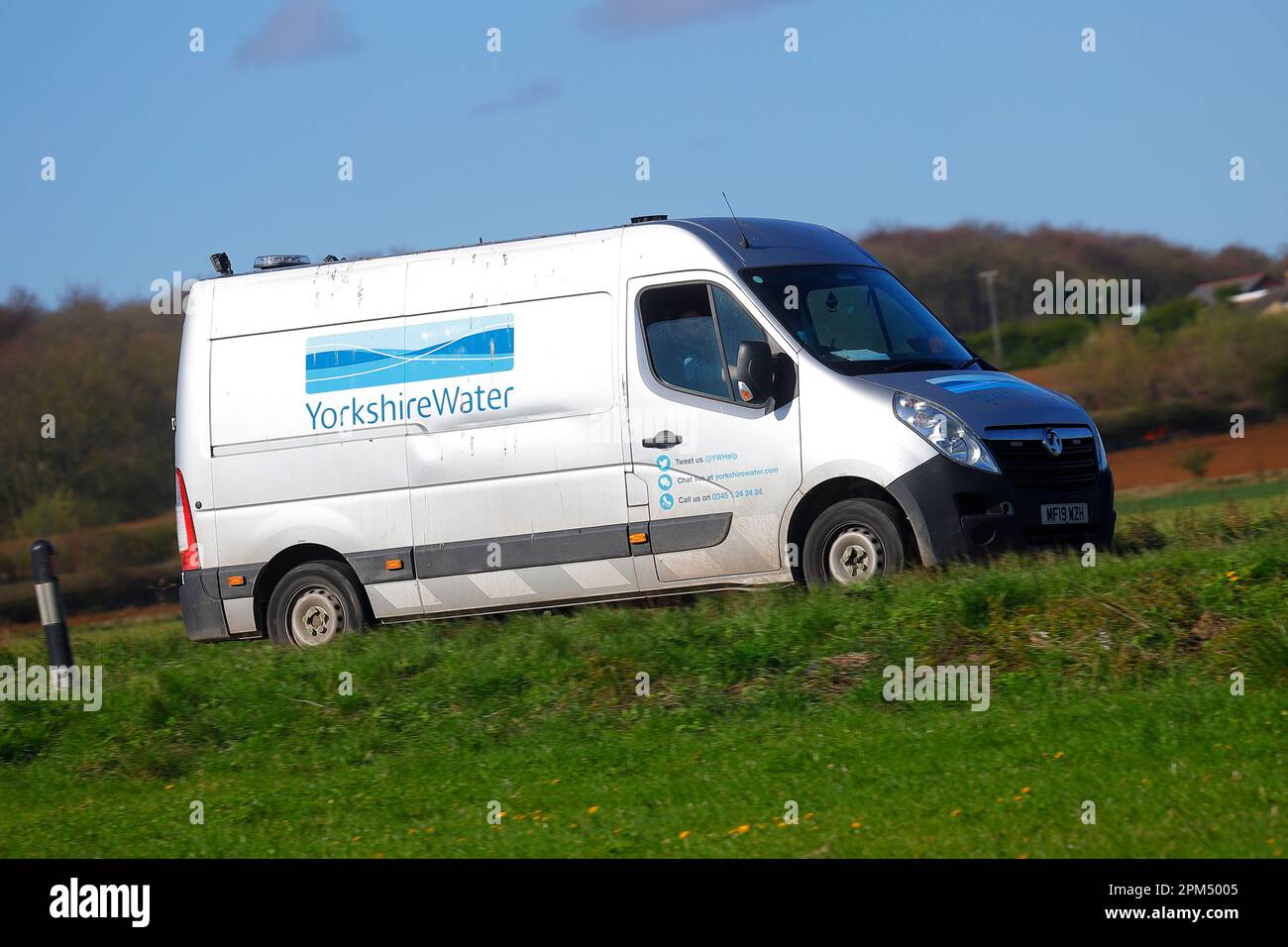 Yorkshire Water Company Fahrzeug, das auf einer Landstraße in North Yorkshire fährt Stockfoto