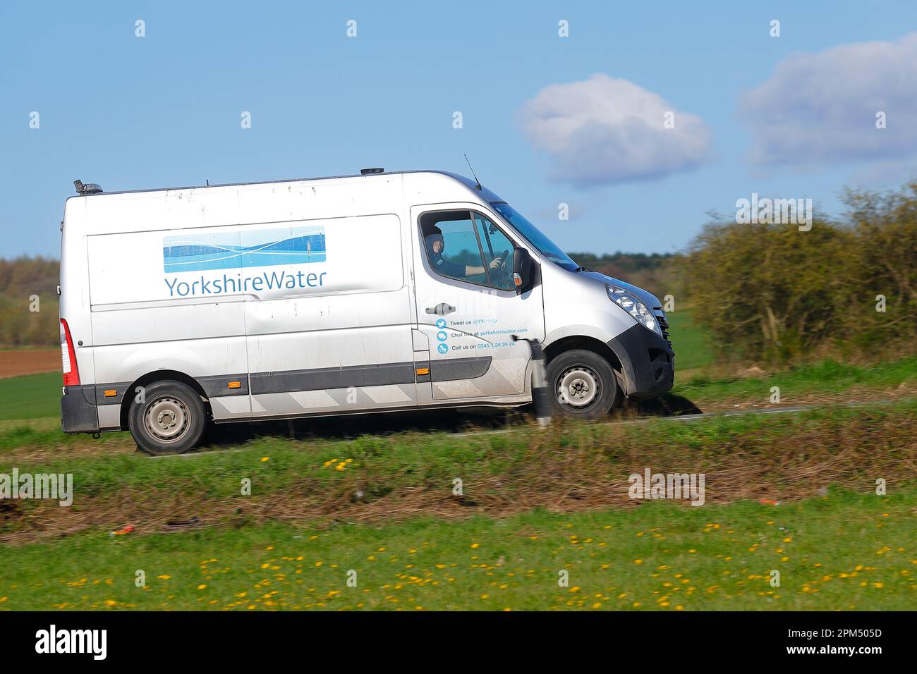 Yorkshire Water Company Fahrzeug, das auf einer Landstraße in North Yorkshire fährt Stockfoto