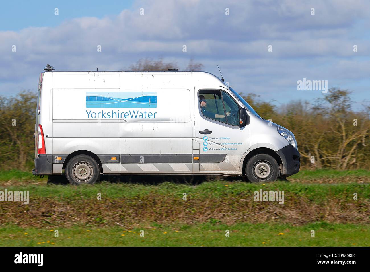 Yorkshire Water Company Fahrzeug, das auf einer Landstraße in North Yorkshire fährt Stockfoto