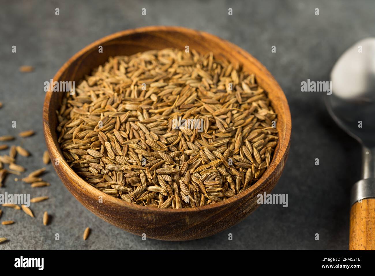 Getrocknete organische rohe Kreuzkümmelsamen in einer Schüssel Stockfoto