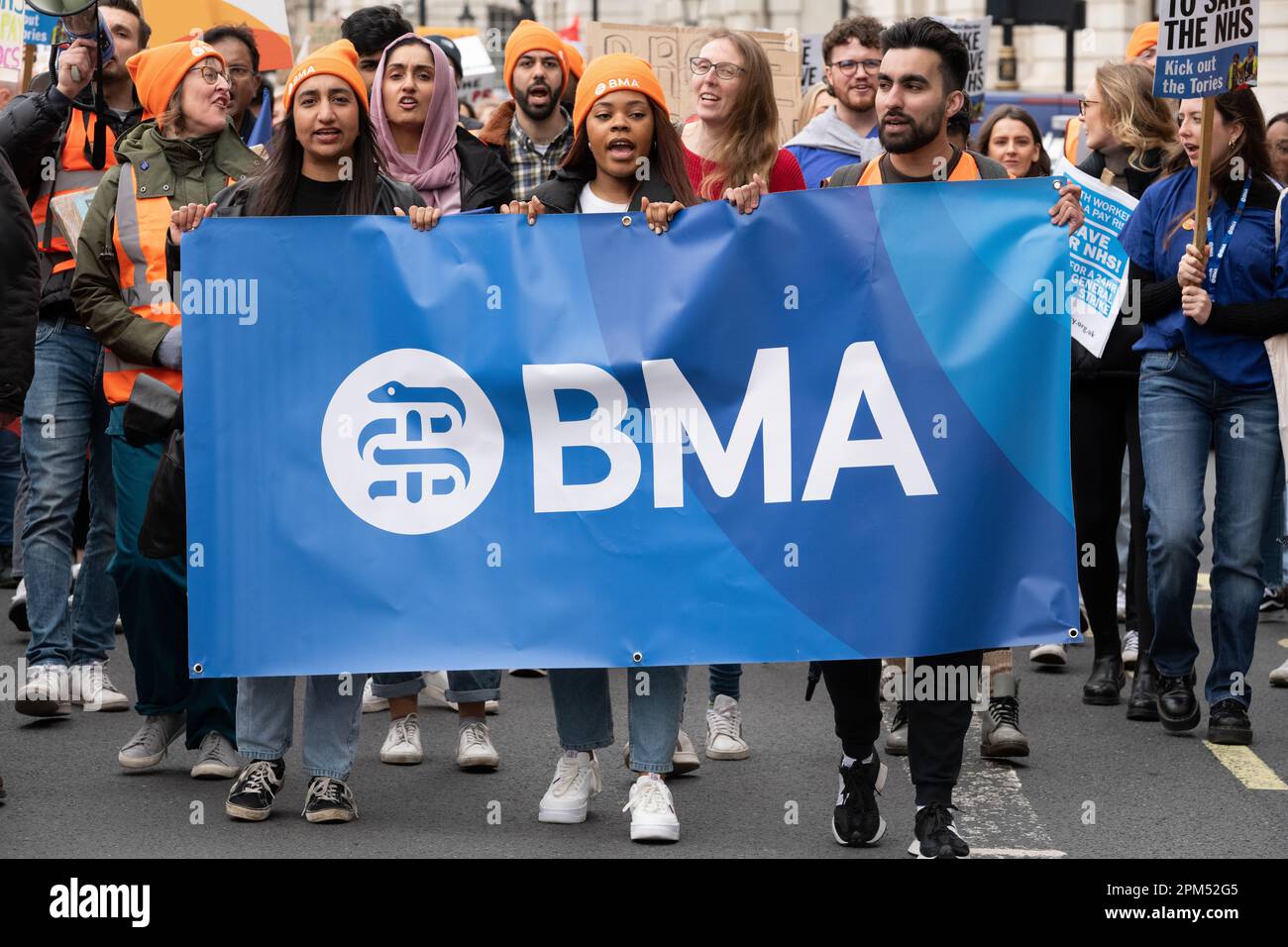 London, Großbritannien. 11. April 2023. National Health Service (NHS) Nachwuchsärzte in England beginnen eine zweite Runde von Streiks, um eine volle Lohnsanierung zu erreichen, Stockfoto