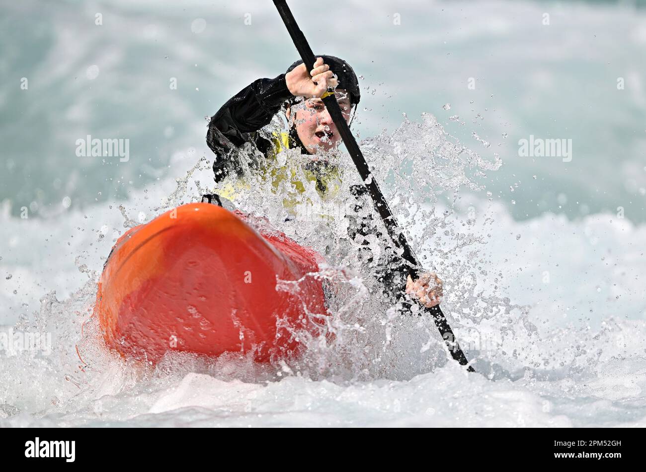 Waltham Cross. Vereinigtes Königreich. 10. April 2023 Britische Kanusport-GB-Auswahlrennen. Lee Valley White Water Centre. Waltham Cross. Rachel Ellis im Kajak für Frauen während der britischen Kanu-GB-Auswahlrennen im Lee Valley White Water Centre, Großbritannien. Stockfoto