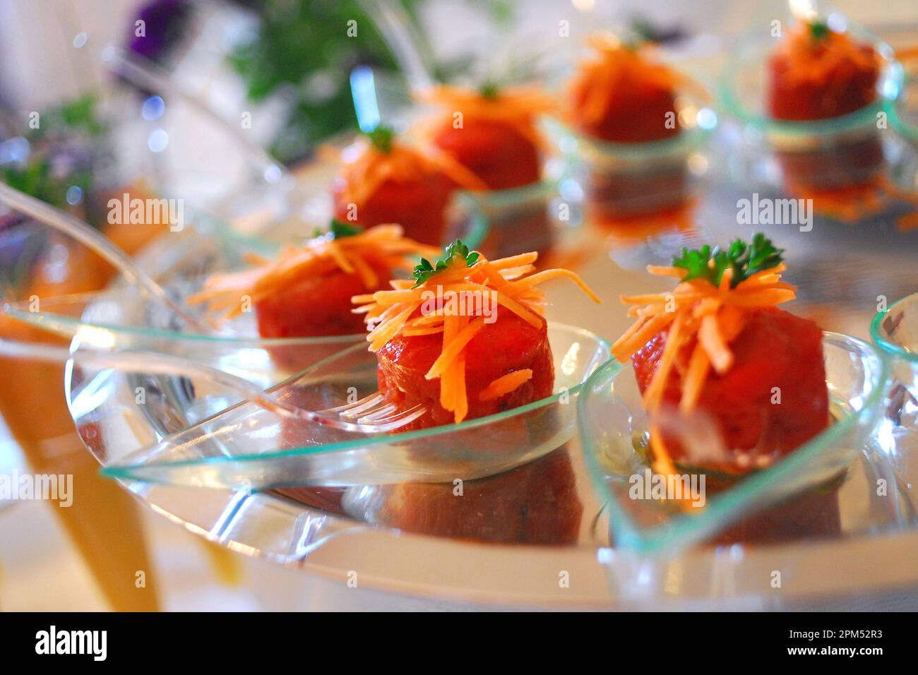 Italienische Speisenrezepte, Snacks mit rohem Kalbfleisch. Stockfoto