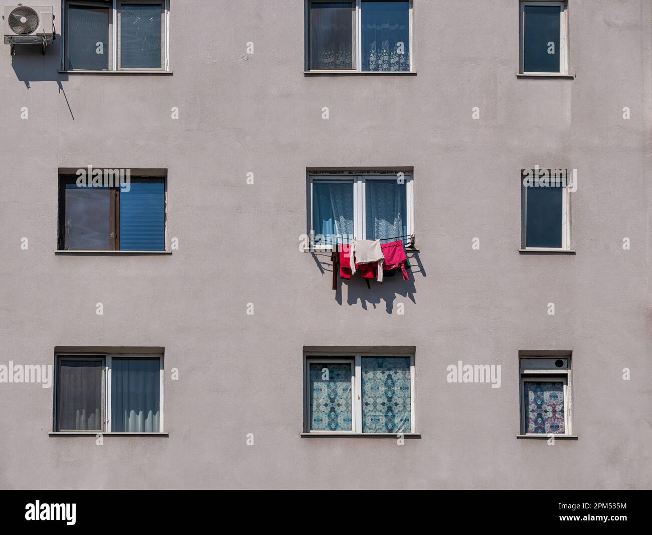 Neues, renoviertes altes kommunistisches Apartmentgebäude. Hässliches, traditionelles kommunistisches Wohnensemble Stockfoto