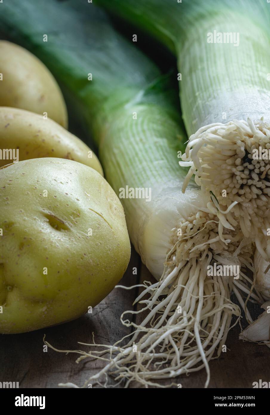 Rohe Zutaten. Kartoffeln und Lauch. Makroaufnahme. Stockfoto