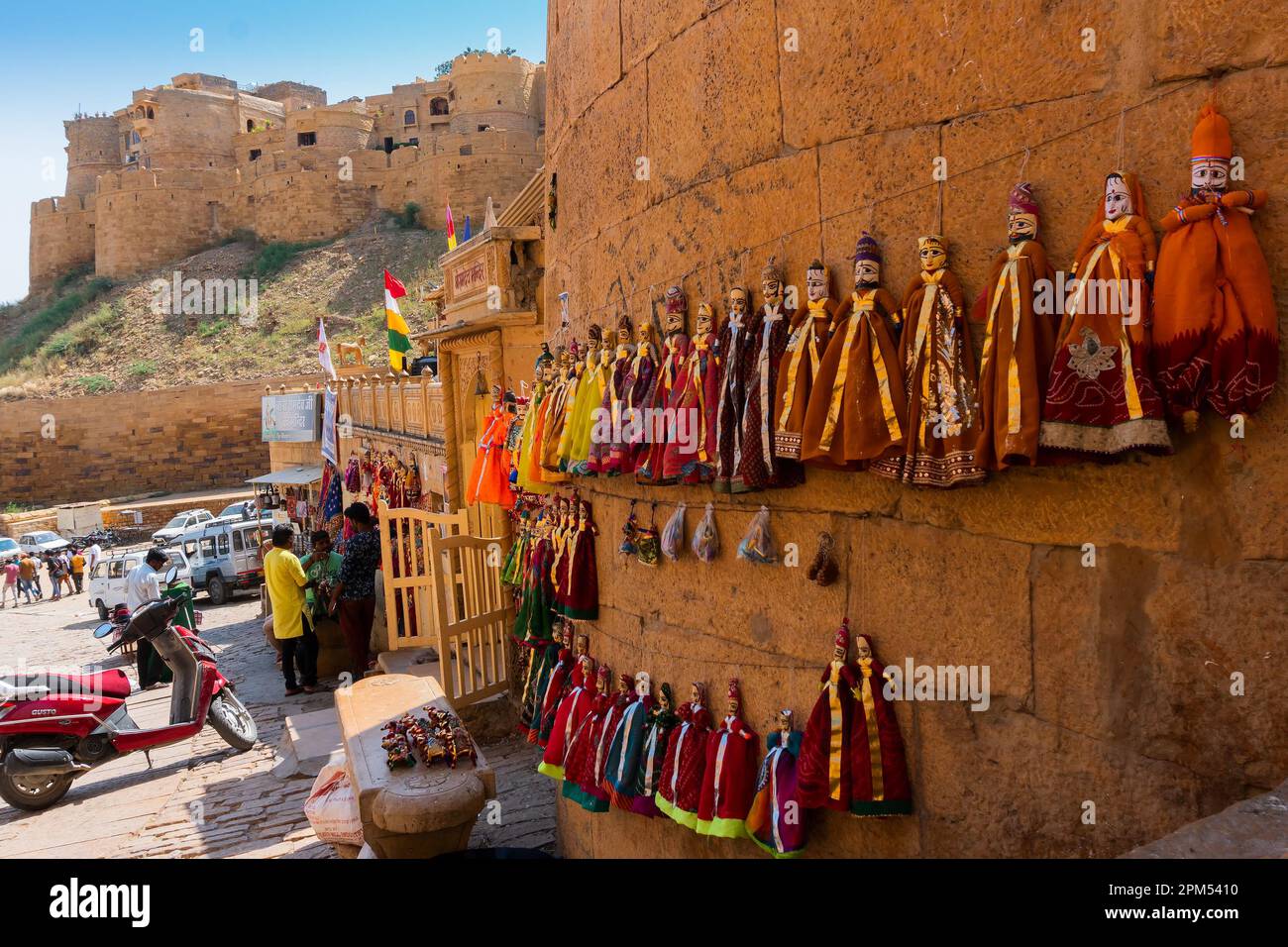Jaislamer Fort, Rajasthan, Indien - 13.10.2019 : traditioneller König und Königin, Raja Rani genannt, handgefertigte Puppen oder Katputli-Sets hängen an der Wand. Stockfoto