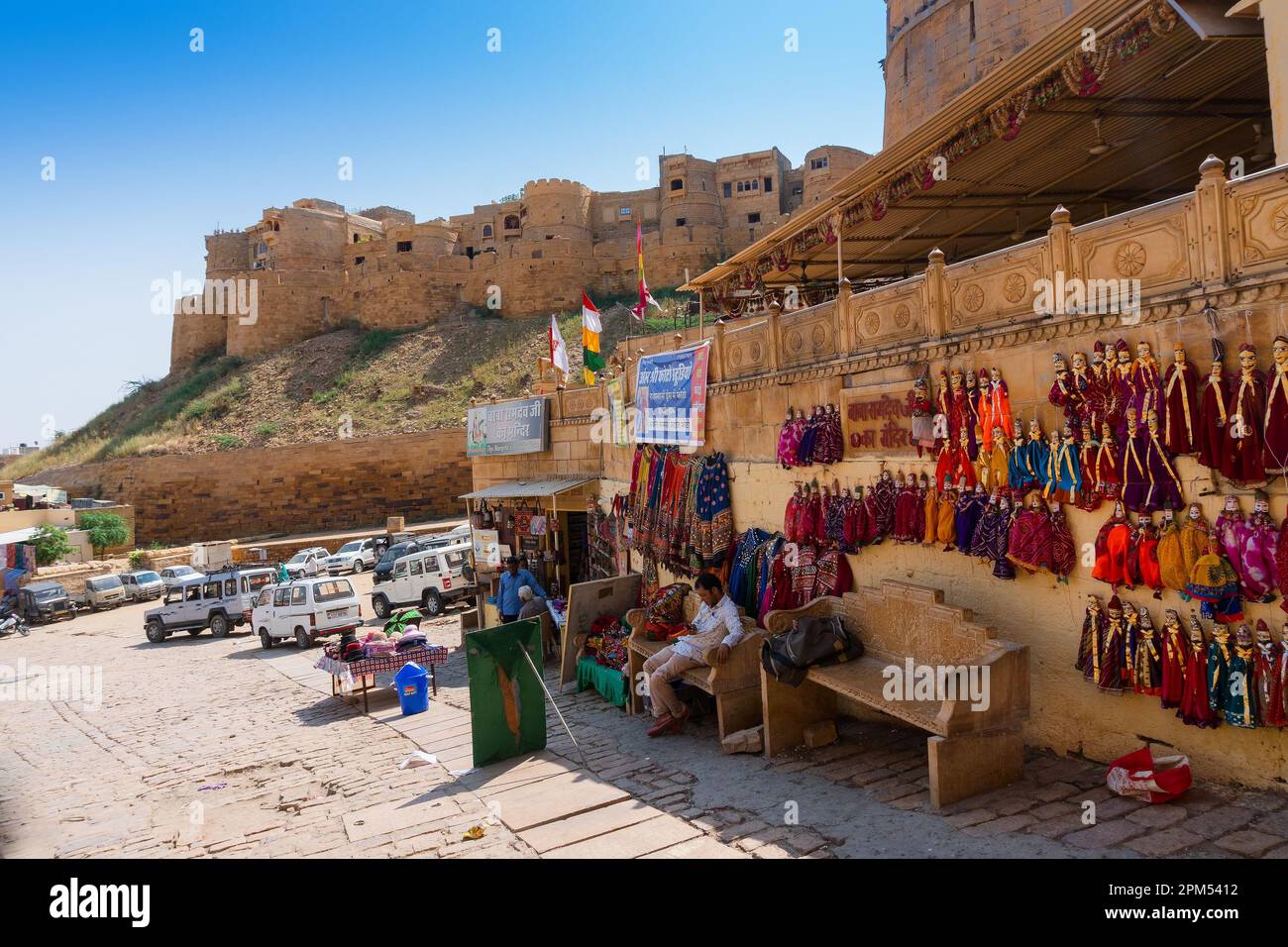 Jaislamer Fort, Rajasthan, Indien - 13.10.2019 : traditioneller König und Königin, Raja Rani genannt, handgefertigte Puppen oder Katputli-Sets hängen an der Wand. Stockfoto