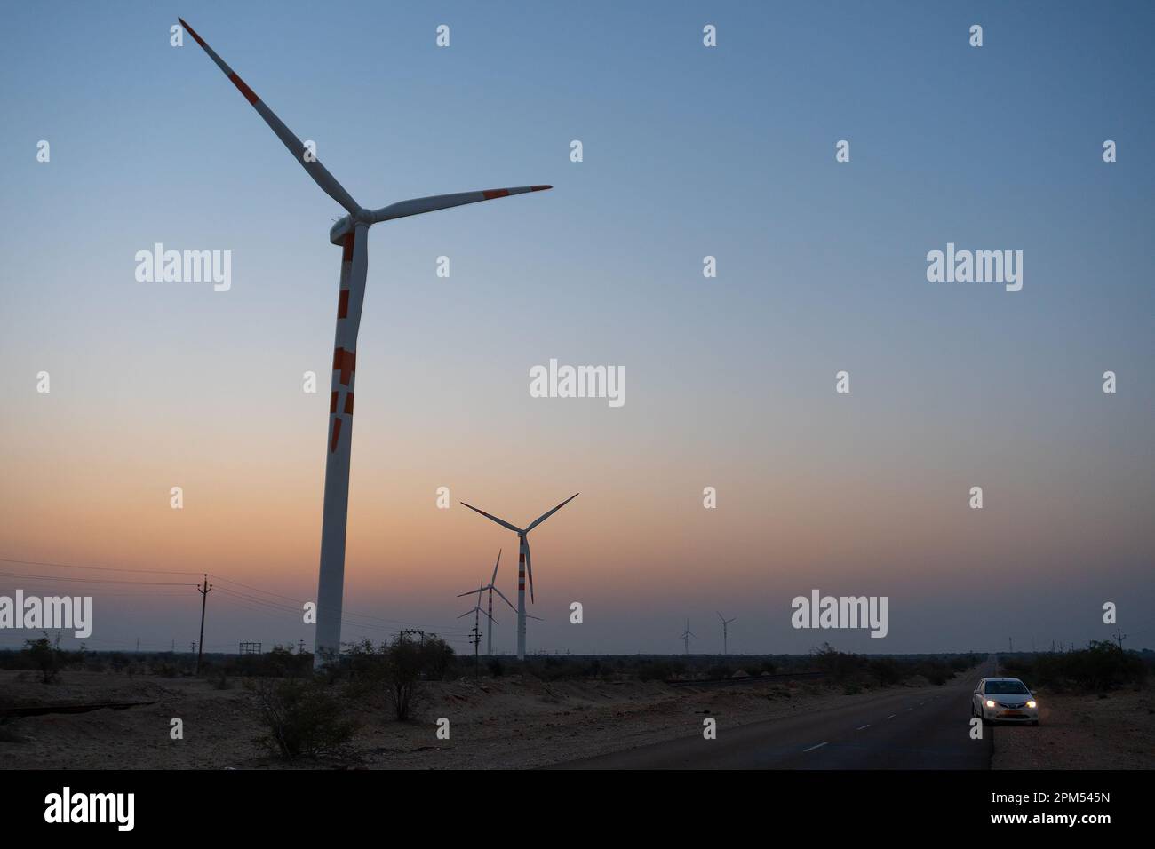 Thar Desert, Rajasthan, Indien - 15.10.2019 : Licht vor Sonnenaufgang am Wüstenhimmel mit elektrischer Energie, die Windmühlen erzeugt, die Alterationskraft erzeugen. Stockfoto